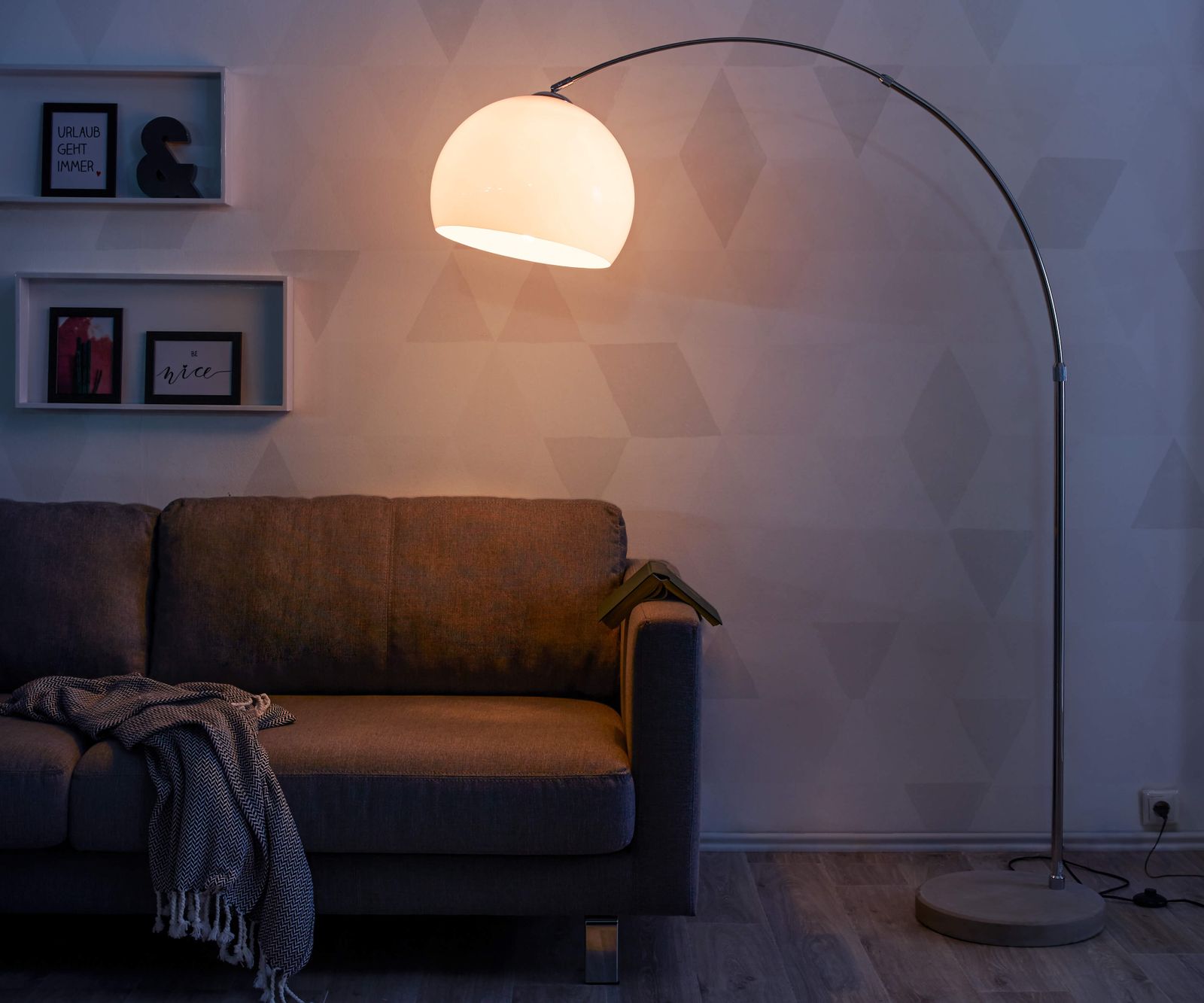 Booglamp Big-Deal Eco zilver wit betonnen voet in hoogte verstelbaar 1