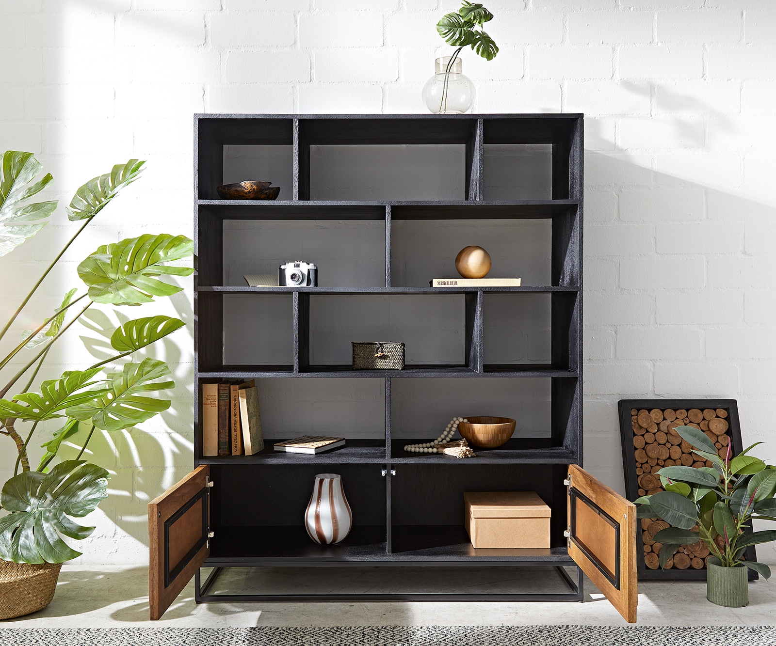 Boekenkast Famke 120 cm mango teak 10 vakken 2 deuren 3 Boekenkast Famke 120 cm mango teak 10 vakken 2 deuren 3