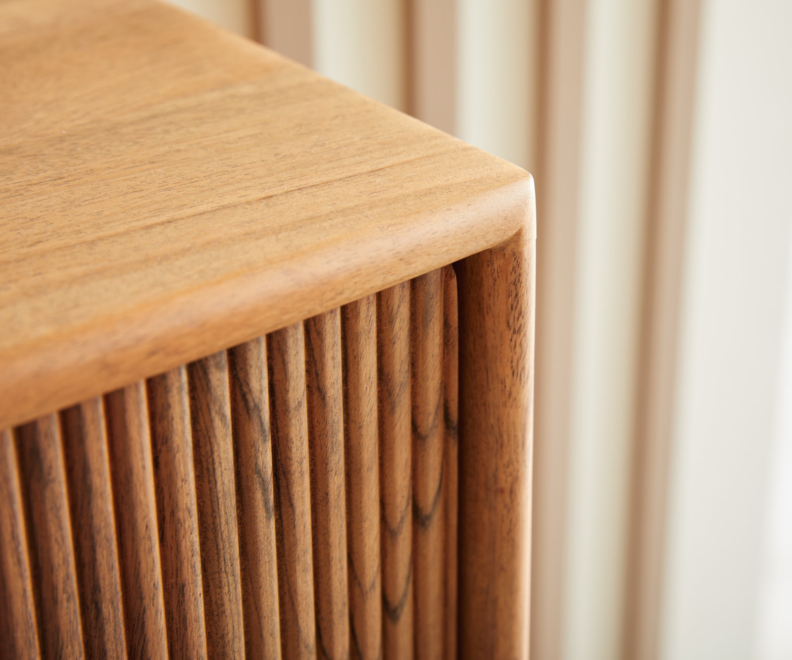 Dressoir Surimu 175 cm acacia lichtbruin 4 deuren 2 compartimenten kurkgreep houten poten 3 Dressoir Surimu 175 cm acacia lichtbruin 4 deuren 2 compartimenten kurkgreep houten poten 3