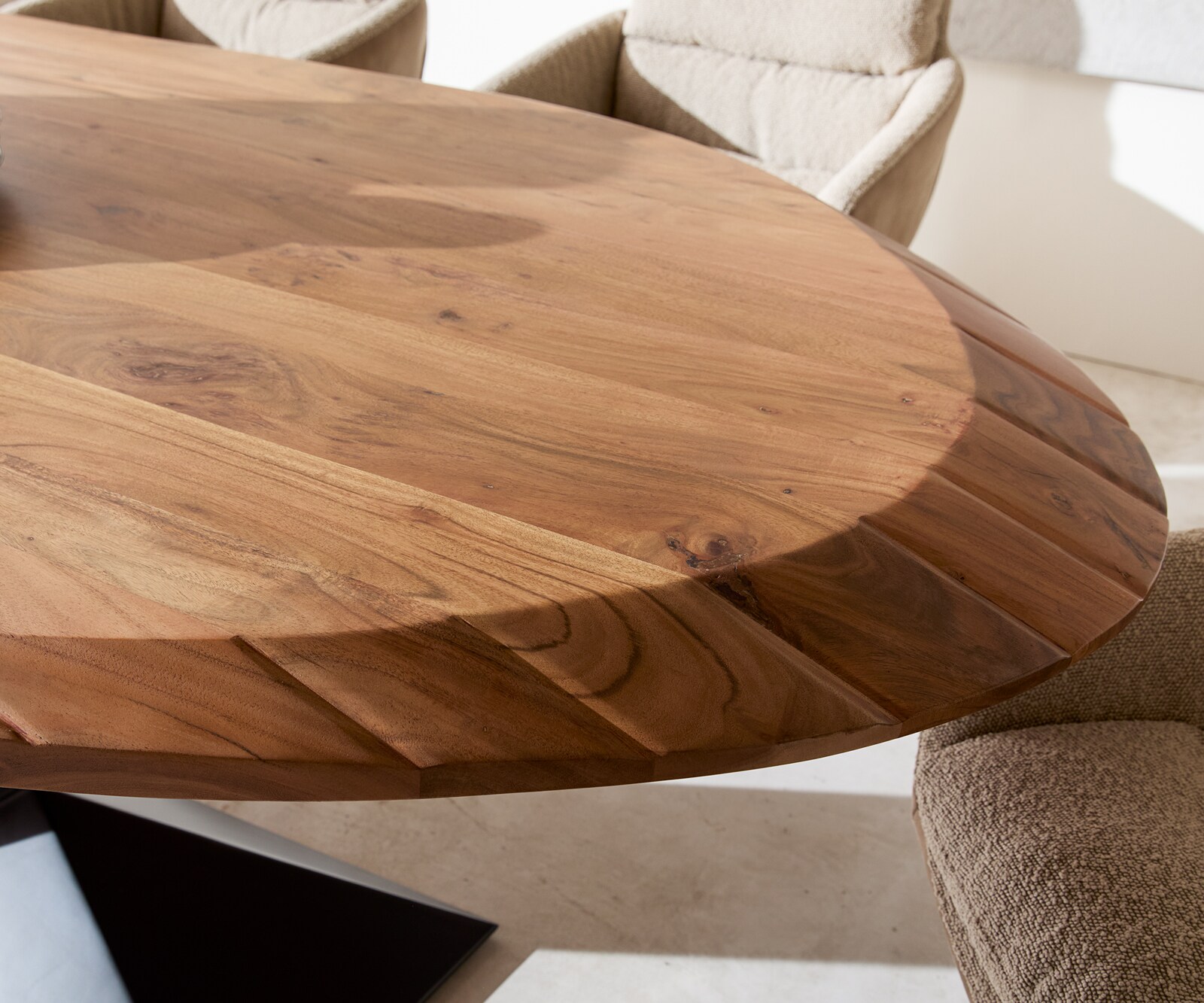 Eettafel Aithon 240x105 cm acacia bruin metalen onderstel zwart ovaal 4