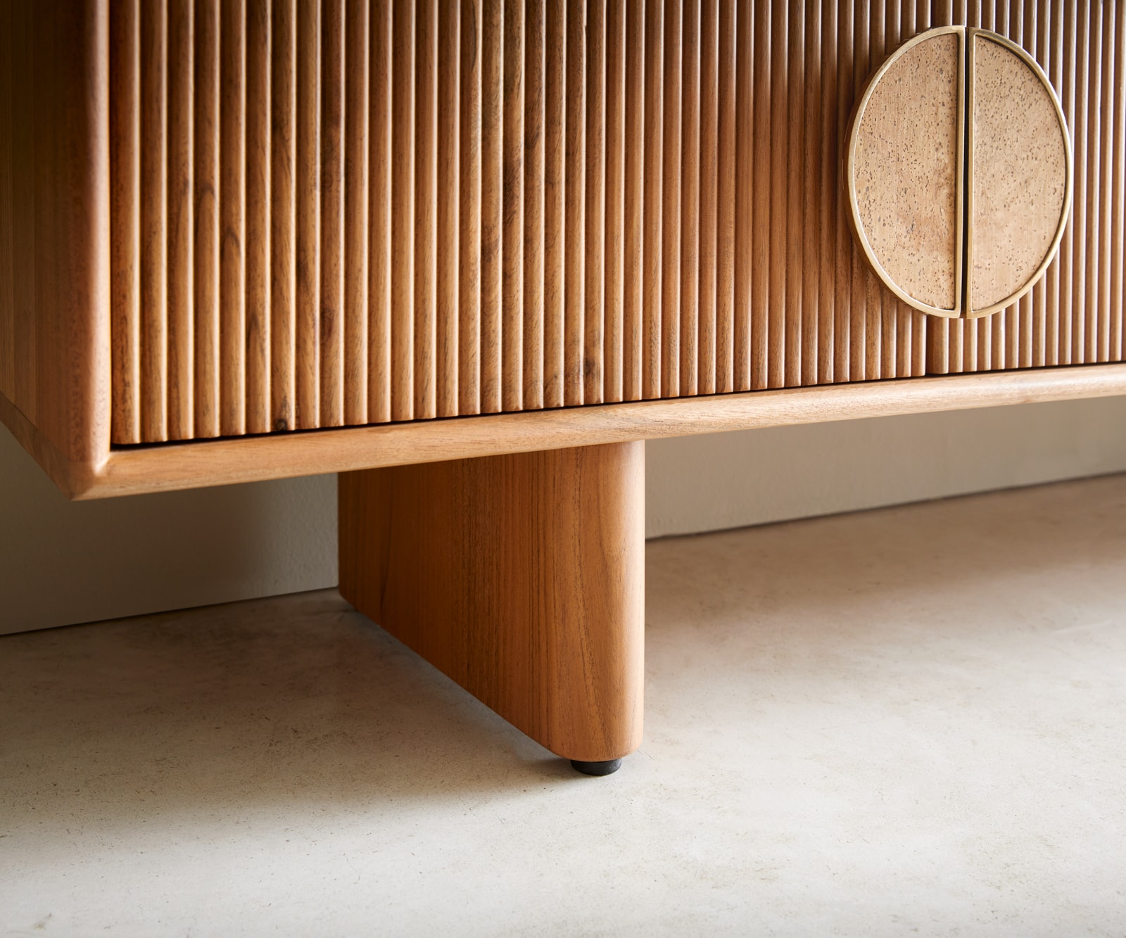 Tv-meubel Surimu 240 cm acacia lichtbruin 4 deuren 2 vakken kurk handvat houten poten 8