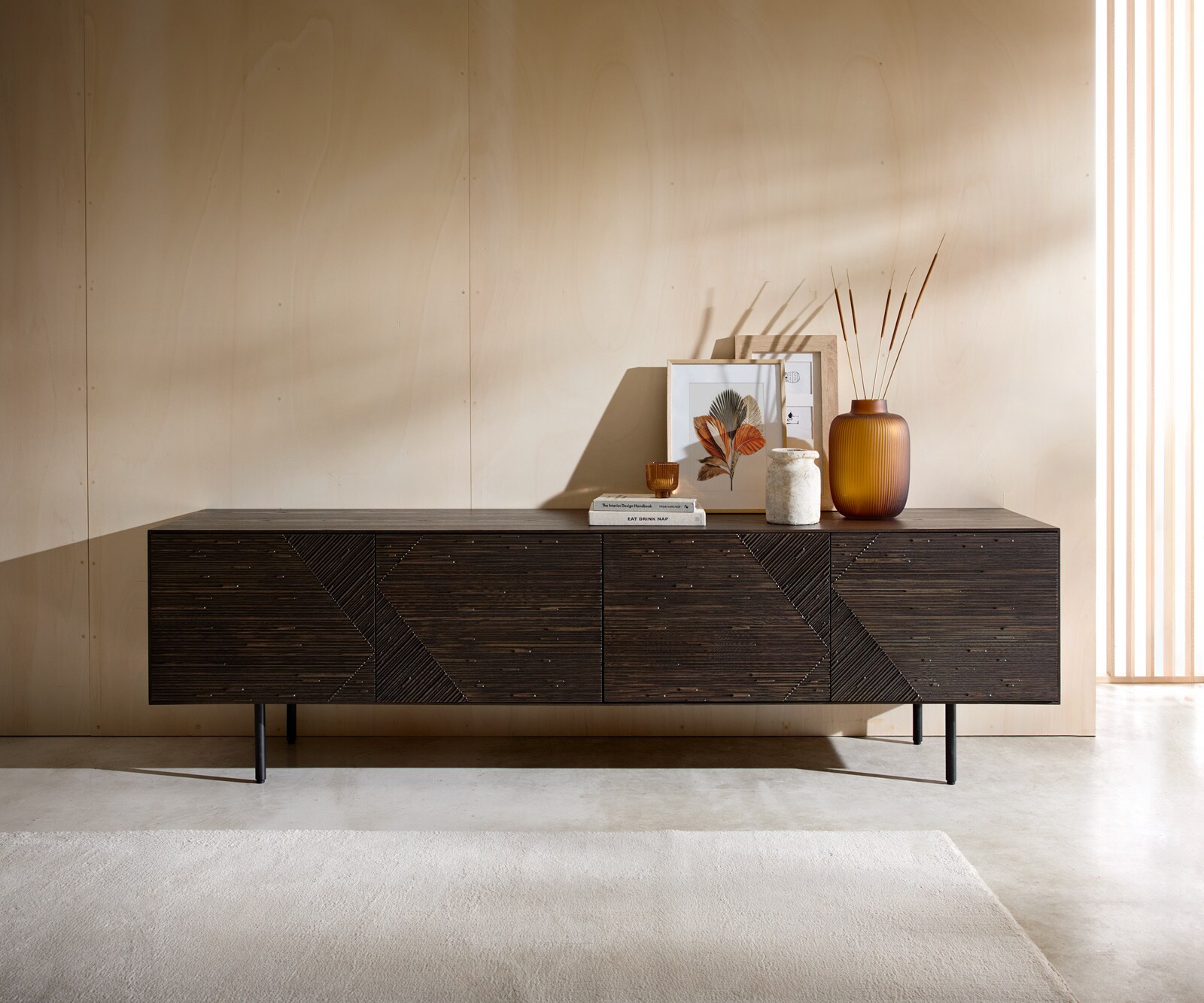 TV-meubel Tereos 220 cm essenhout donkerbruin 3D-effect 4 deuren ronde voet metaal zwart 1