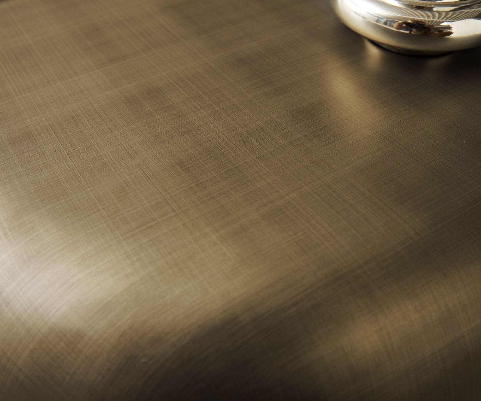 Salontafel Tanju 90x90 cm goud metallic met reliëfglas taupe
