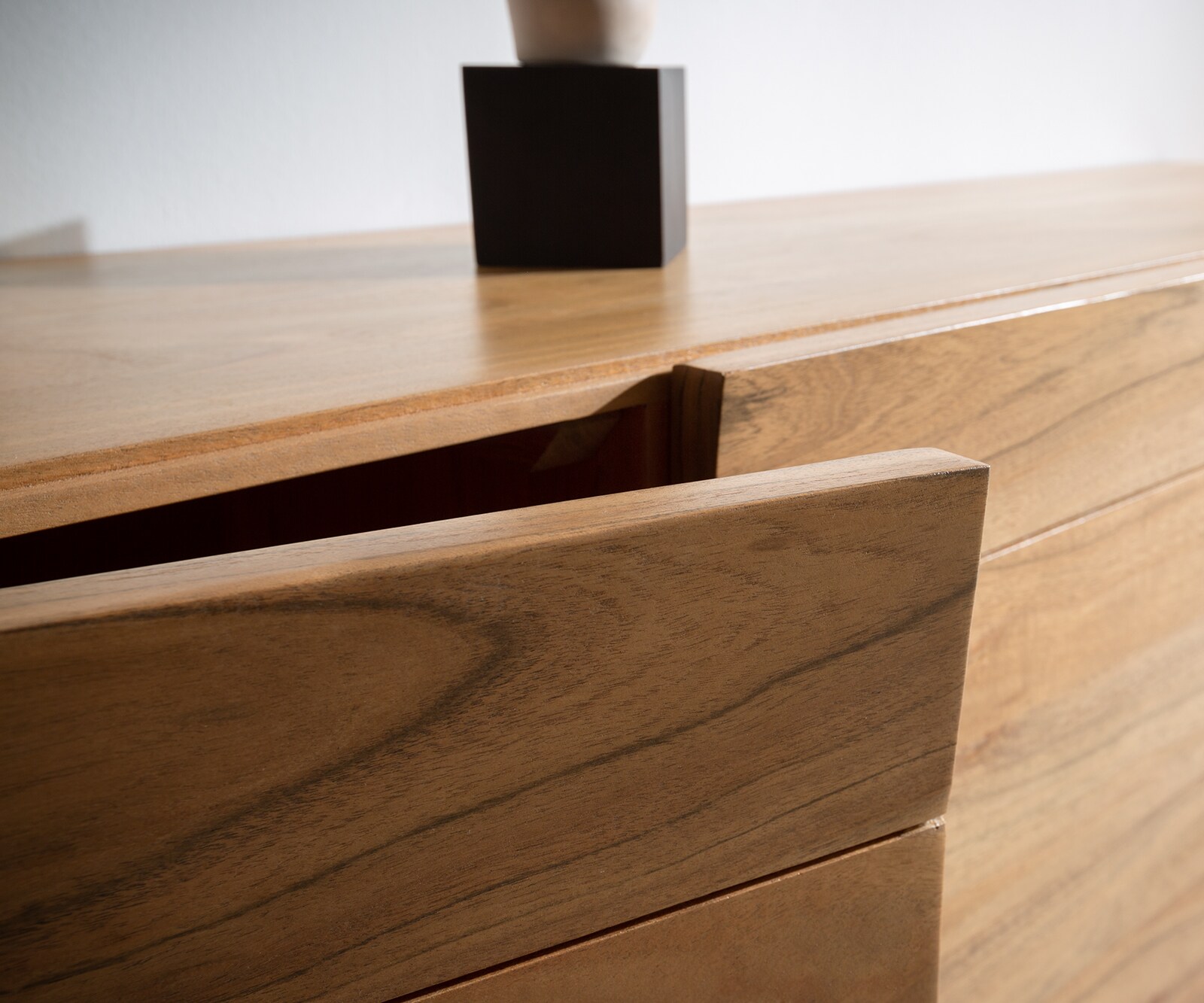 Dressoir Kayu 145x40x70 cm acacia natuur 3 deuren V-poot 4