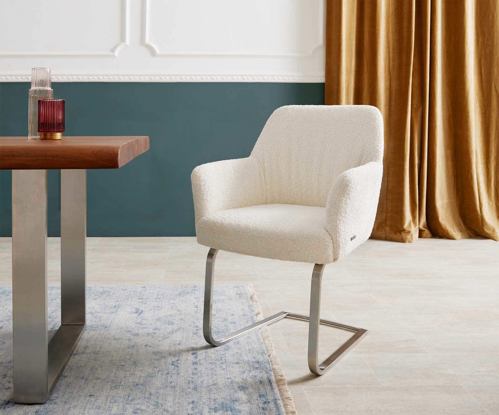 Sledemodel Xana-Flex met armleuning bouclé wit sledemodel vlak roestvrij staal pocketveer kern Sledemodel Xana-Flex met armleuning bouclé wit sledemodel vlak roestvrij staal pocketveer kern