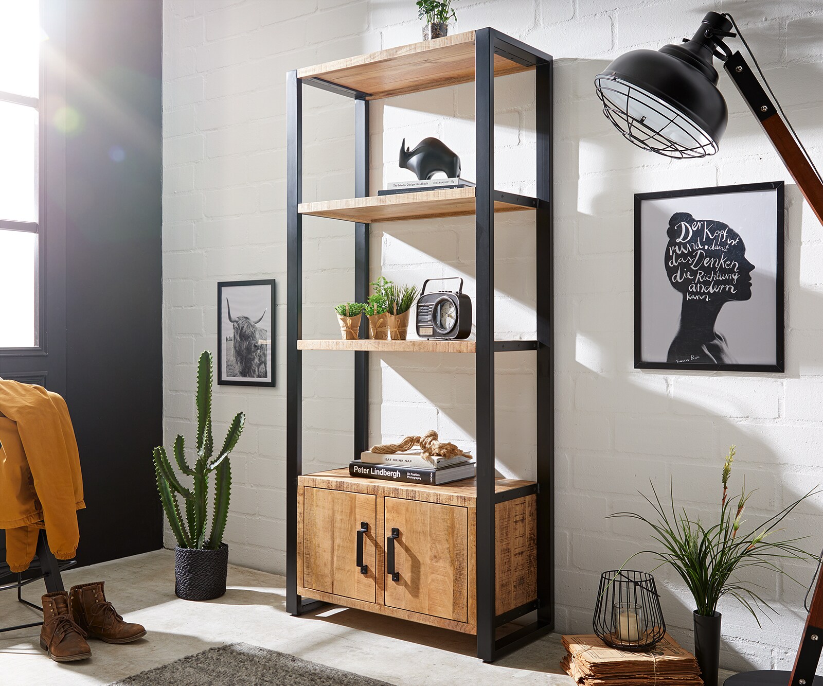 Boekenkast Crompton 80x185cm mango natuur metaal zwart 3 planken 2 deuren