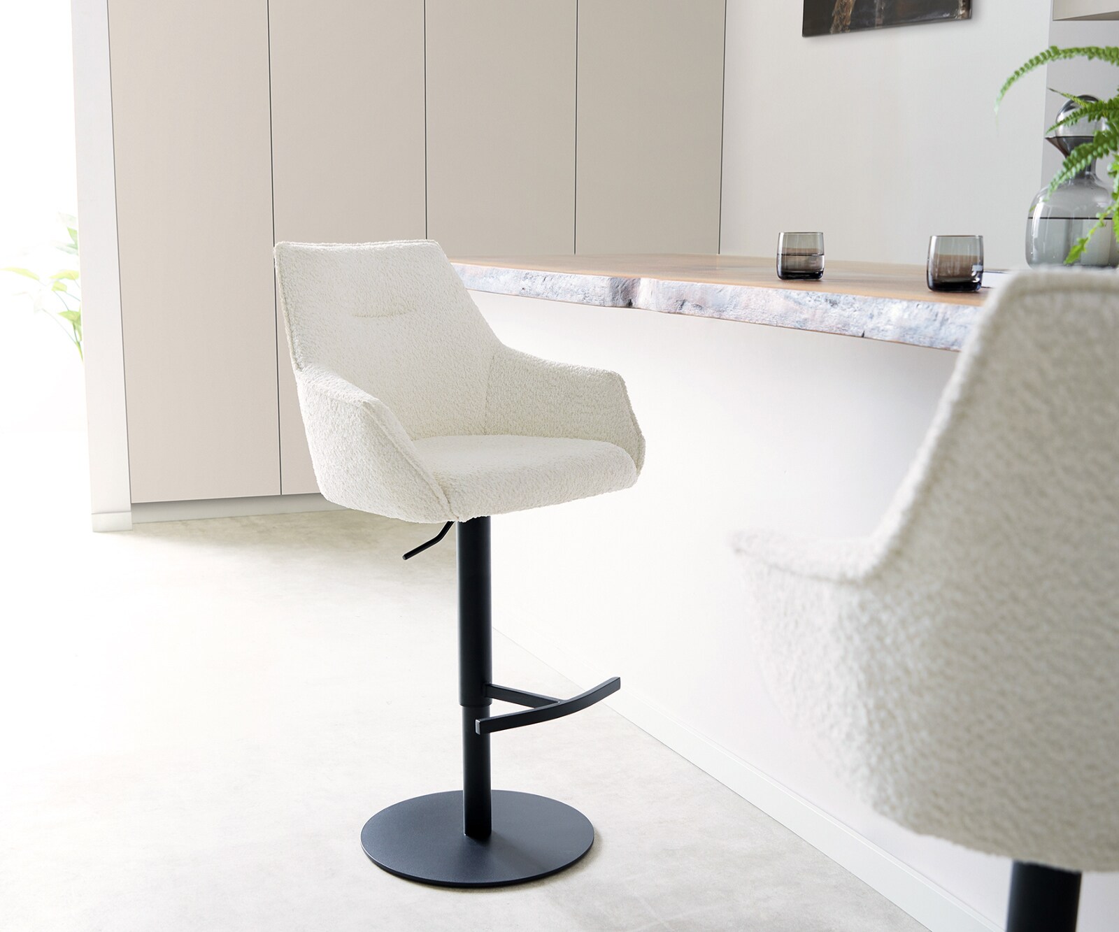 Barstoel Alja-Flex bouclé Wit Draaivoet in hoogte verstelbaar Metaal Zwart Draaibaar Pocketvering 1