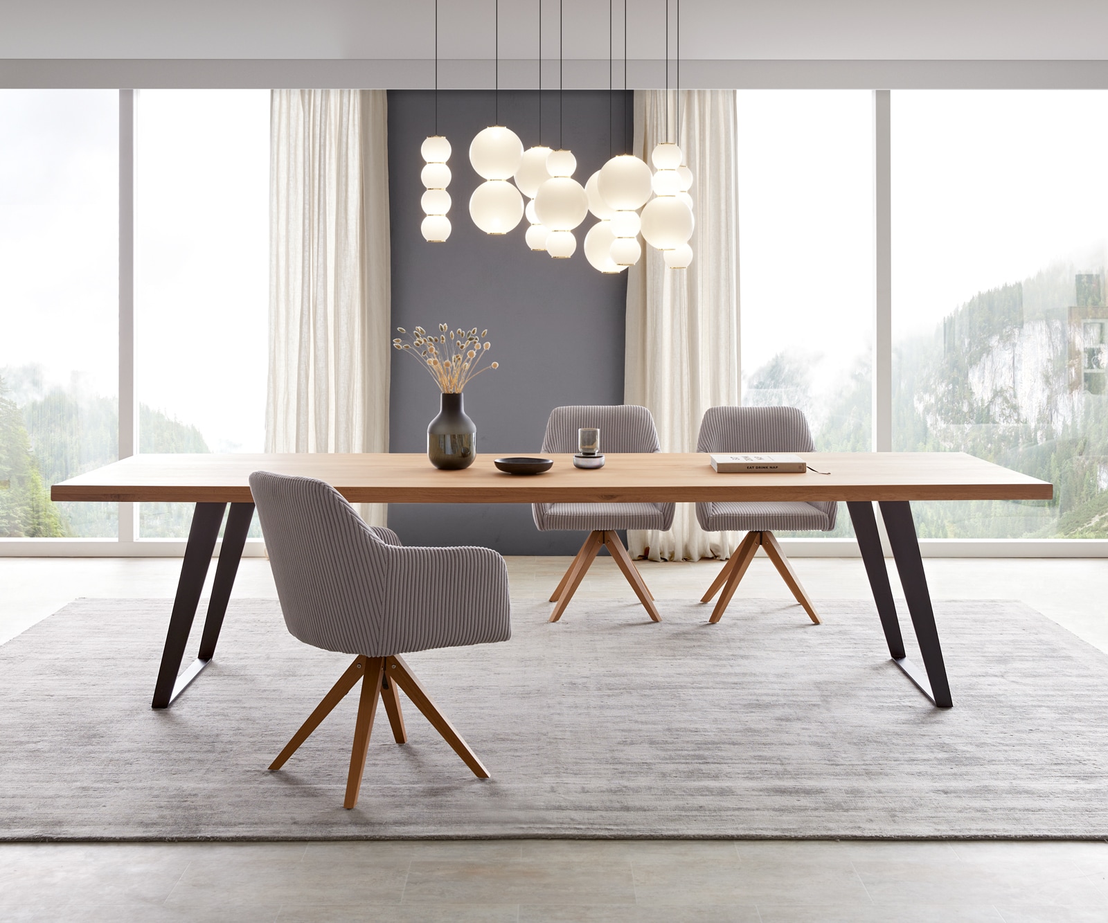 Eettafel Edge 300x100 eiken natuur metaal schuin zwart Eettafel Edge 300x100 eiken natuur metaal schuin zwart