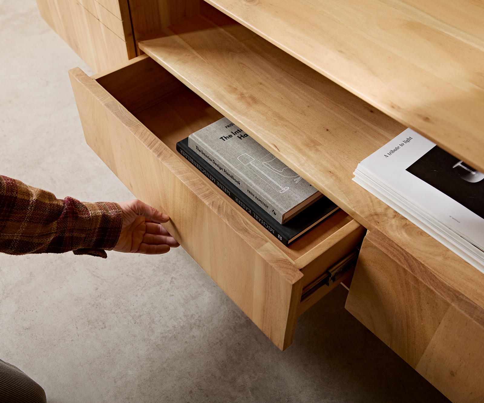 Tv-meubel Nagaru 240 cm acacia aura 2 deuren 2 laden 1 vak zwevend 6