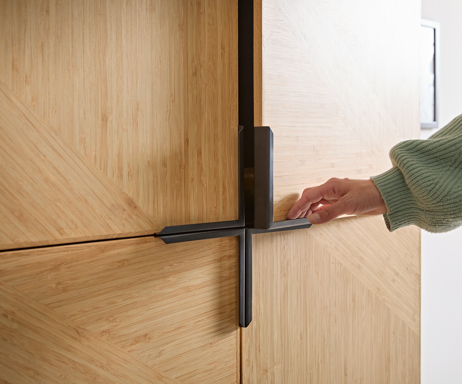 Boekenkast Mikkusu 90x150 Bamboe Natuur Mango Zwart 4 deuren Metaal Zwart 3