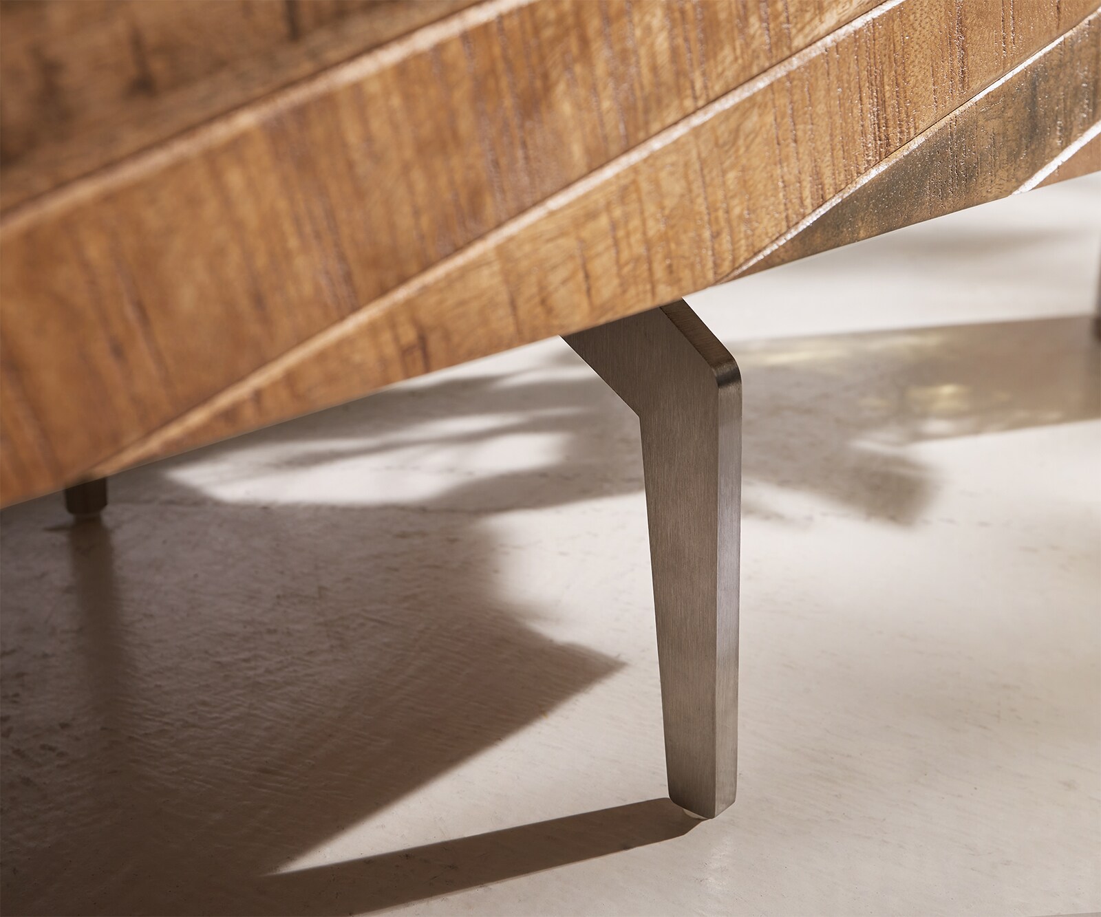 Dressoir Bahan 145 cm Mango Teak 4 deuren 1 legplank marmeren blad wit hoekonderstel roestvrij staal 5