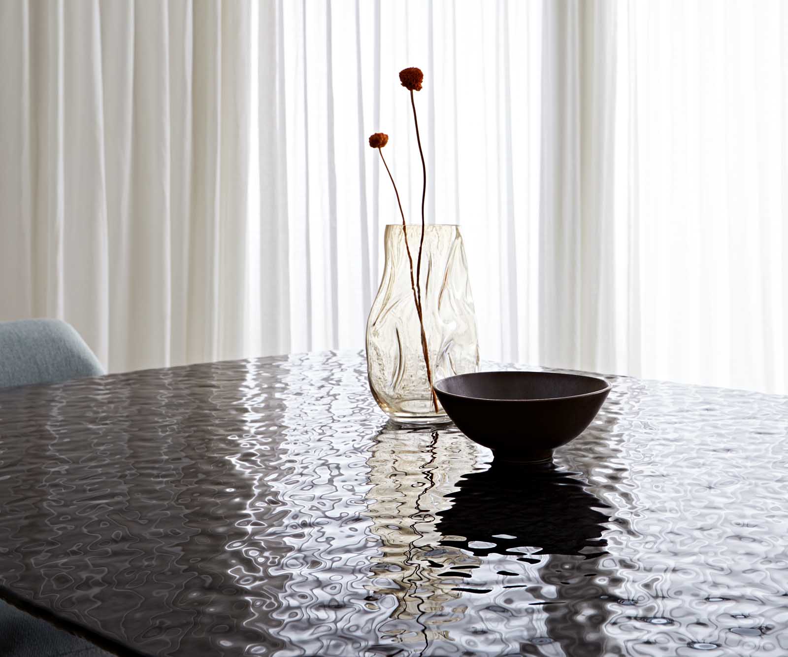 Eetkamertafel Edge Boot 240x120 Glas smelten rokerig zwart 3D-Relief V-frame vlak staal zwart 8