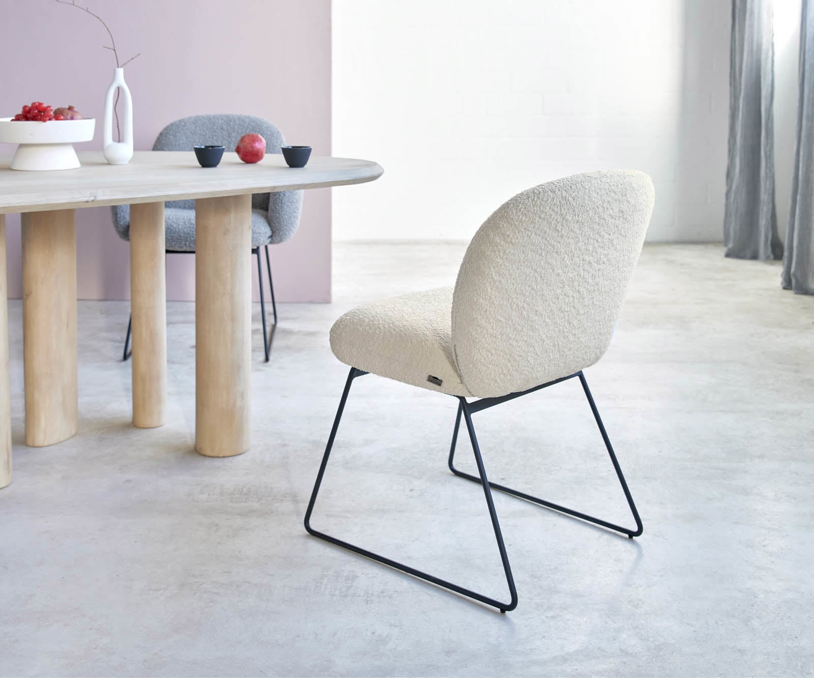 Eetkamerstoel Nube-Flex bouclé wit slipframe zwart pocketveer kern 4 Eetkamerstoel Nube-Flex bouclé wit slipframe zwart pocketveer kern 4